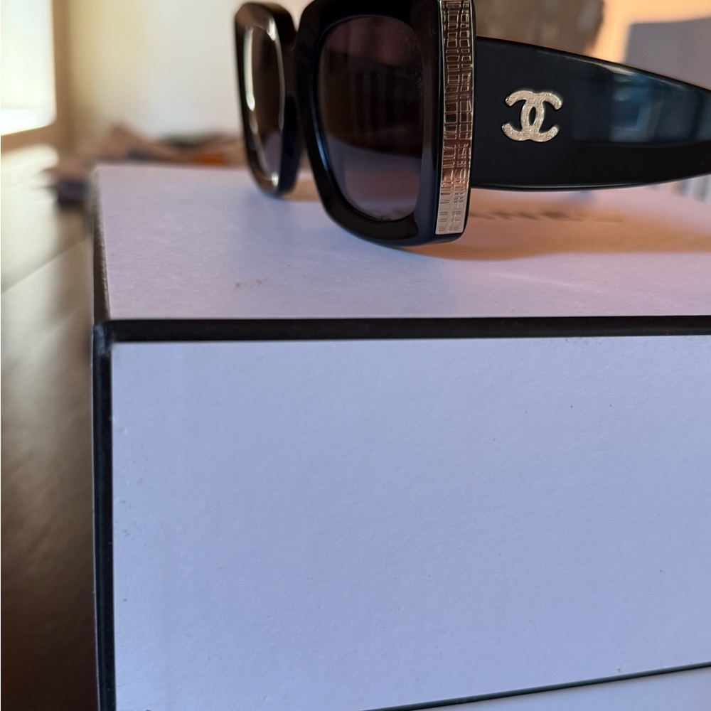 CHANEL Elegant Black Sunglasses - Picture 2 of 6